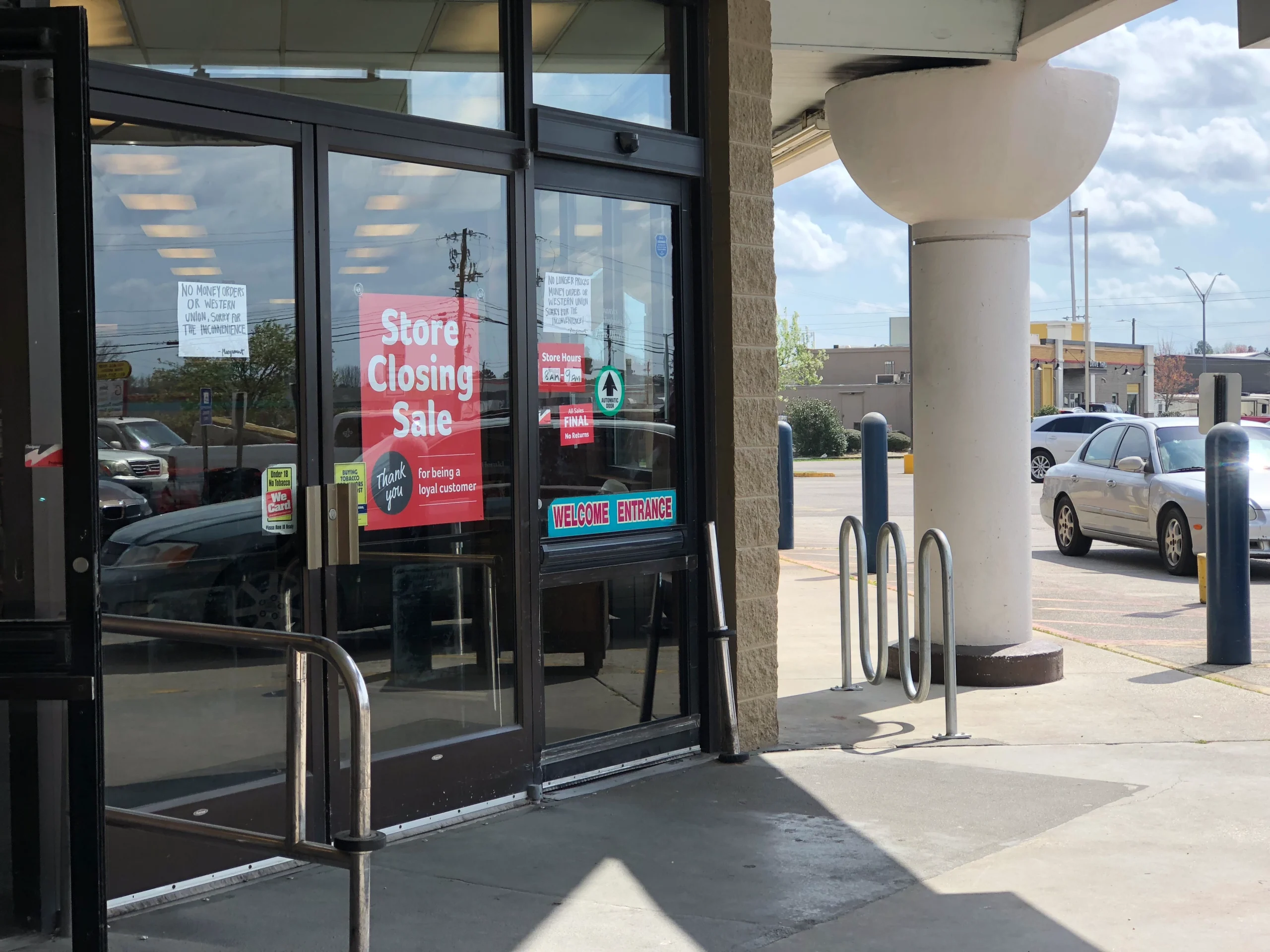 store-front-signs-of-closing-2024-12-17-00-14-48-utc